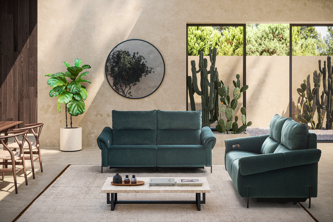 Sofá Joly com assentos elétricos e costa alta em tecido e pele.