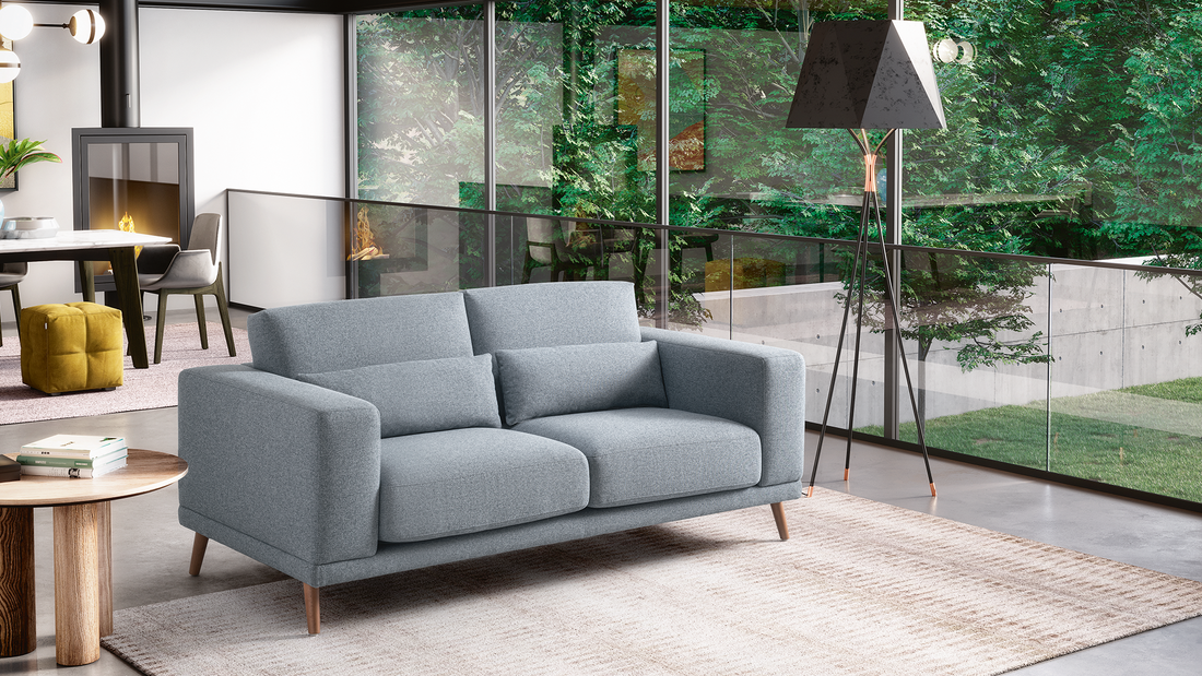 sofá fixo em tecido ou pele