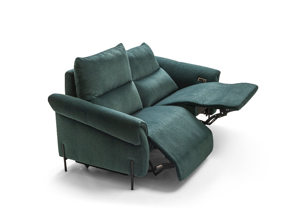 Sofá Joly com assentos elétricos e costa alta em tecido e pele.